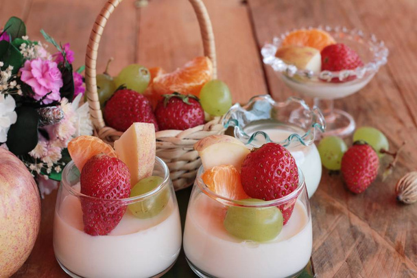Świeże mleko pudding z mieszanki owocowe smaczne - Zdjęcie, obraz