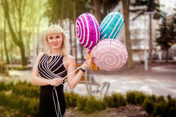 Krásná dívka s balonky na ulici - Fotografie, Obrázek
