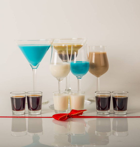 Bevande colorate a base di liquori al latte, colori pastello unici di
  - Foto, immagini