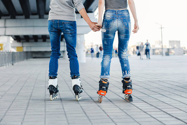 legs loving couple in jeans and rollerblading. ride on the rolle - Foto, Imagen