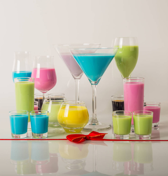 Kleurrijke dranken op basis van melk likeuren, unieke pastel kleuren van  - Foto, afbeelding