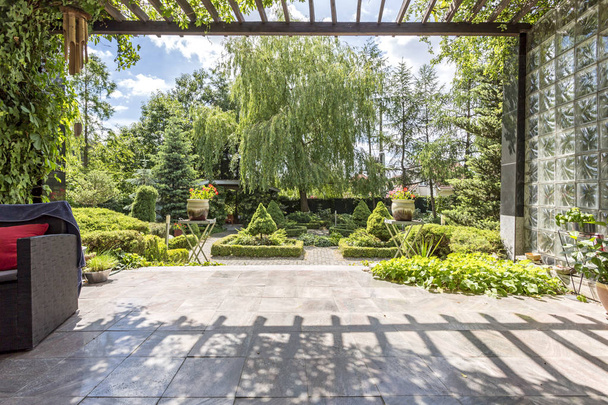 Elegant terrace and a big garden - Φωτογραφία, εικόνα