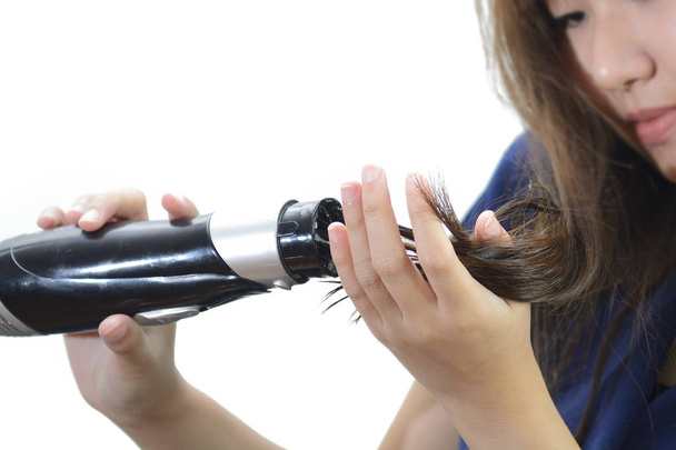 Saç Bakımı. Güzel uzun düz saç kurutma makinesi kullanarak kurutma kadın - Fotoğraf, Görsel