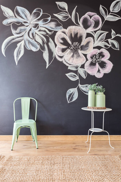 Floral motif on blackboard wall - Foto, imagen