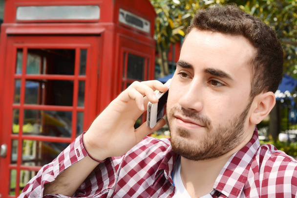 Latin man talking on the phone. - Foto, afbeelding