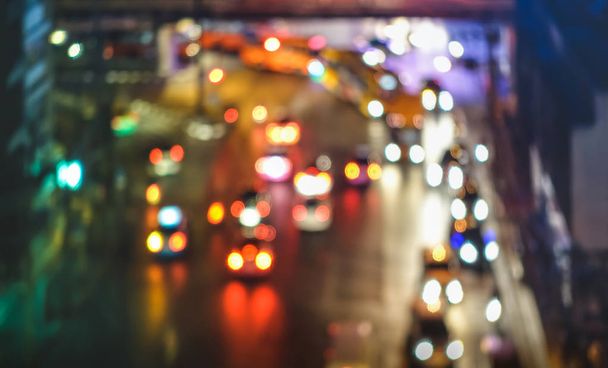 Bokeh multicolore di auto all'ora di punta nell'area urbana della città di Bangkok - Blocco del traffico sfocato nell'incrocio autostradale - Concetto di trasporto con veicoli sfocati di notte - Filtro di toni di colore vivido scuro
 - Foto, immagini