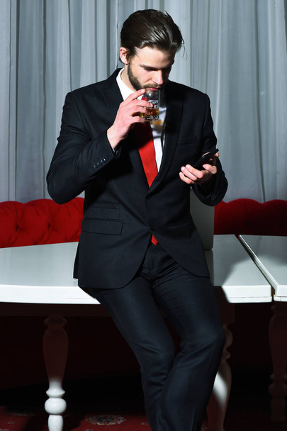 bearded man, businessman with glass of whiskey, cell phone - Fotografie, Obrázek