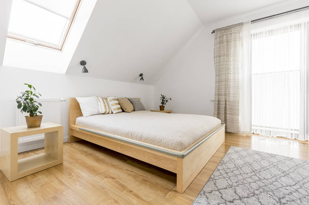 Bright bedroom with double bed - Foto, imagen