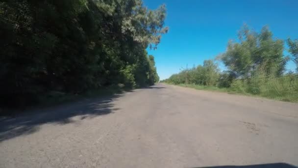Управление автомобилем на проселочной дороге - POV - Точка зрения впереди. Видеозапись бортовой камеры на машине, проезжающей по сельской местности
 - Кадры, видео