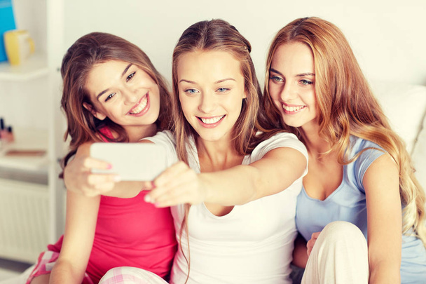 teen girls with smartphone taking selfie at home - Фото, зображення