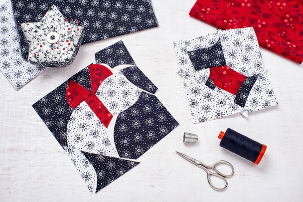Sewing patchwork of blocks white cat and black dog, sewing accessories - 写真・画像