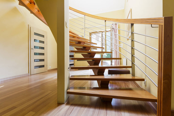 Wooden steps in a spacious hall - Foto, Imagem