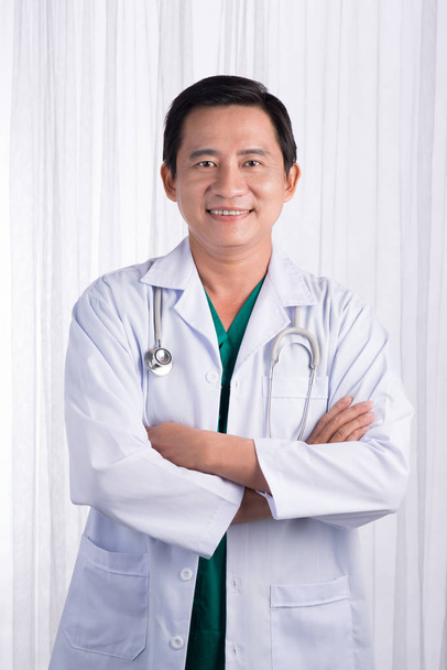 sztetoszkóppal kezelt férfi orvos - Fotó, kép