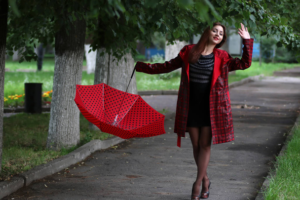 жінка в плащі і парасольку
 - Фото, зображення