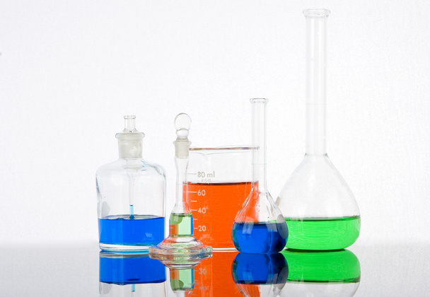 laboratoriumglaswerk op witte achtergrond met reflecties - Foto, afbeelding