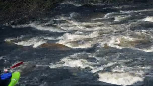 Az ember a kajak megy múlt a Wild River - Felvétel, videó