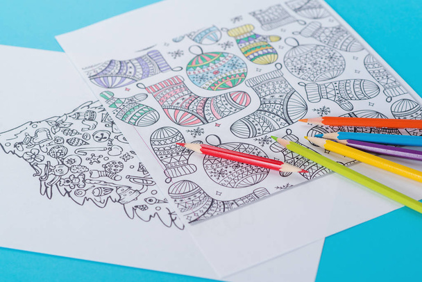 Livre de coloriage antistress pour adultes et crayons de couleur sur le thème de Noël
. - Photo, image