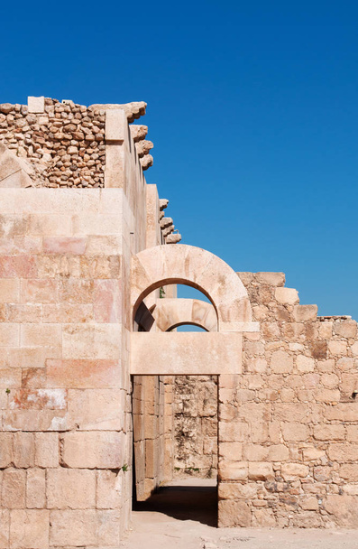 Ιορδανία: λεπτομέρειες της Umayyad παλάτι, ένα μεγάλο ανακτορικό συγκρότημα από την περίοδο Ουμαγιάντ βρίσκεται πάνω στο λόφο της Ακρόπολης (Jabal al-Qal'a) του Αμμάν και χτίστηκε κατά τη διάρκεια το πρώτο μισό του 8ου αιώνα - Φωτογραφία, εικόνα