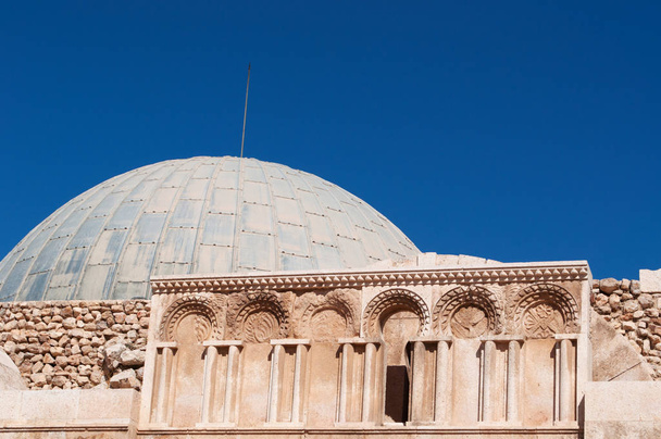 Giordania: veduta del Palazzo degli Omayyadi, grande complesso palaziale del periodo omayyade situato sulla Cittadella (Jabal al-Qal'a) di Amman e costruito nella prima metà dell'VIII secolo
 - Foto, immagini