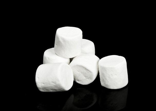 Marshmallows contra fundo preto
 - Foto, Imagem