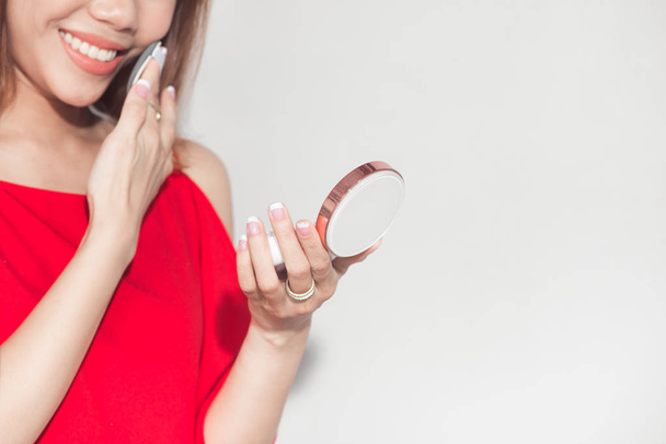 femme tenant un produit cosmétique
  - Photo, image