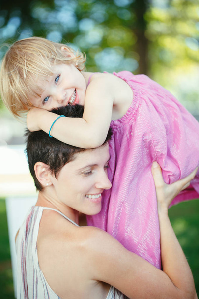 Žena držící její dcera  - Fotografie, Obrázek
