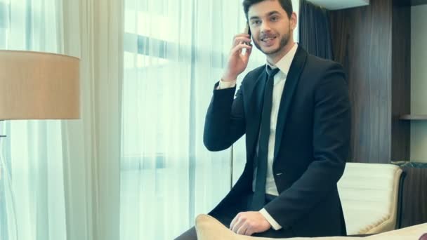 Hombre de negocios exitoso hablando en el teléfono inteligente
 - Imágenes, Vídeo