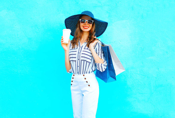 Mode vrij jonge lachende vrouw met koffiekopje dragen een sho - Foto, afbeelding