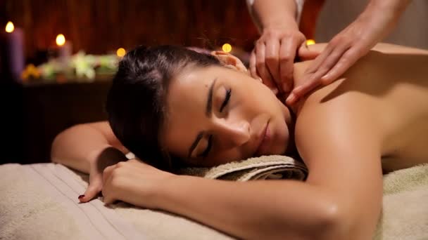  Atmosfera mágica quente na mulher spa de luxo recebendo massagem no ombro e nas costas
 - Filmagem, Vídeo