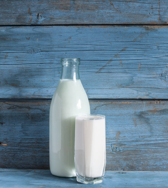  Hrnek mléka a láhev - Fotografie, Obrázek