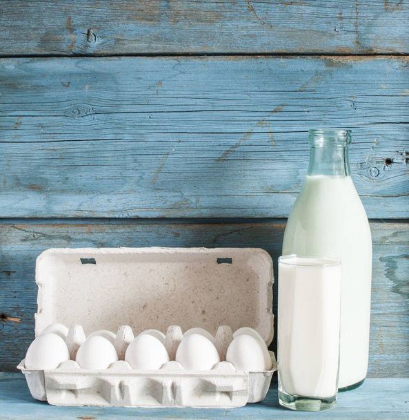 Φρέσκα βιολογικά αυγά, ποτήρι γάλα και ένα μπουκάλι - Φωτογραφία, εικόνα