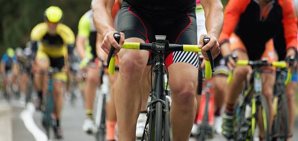 Bisiklete binme rekabet bisikletçi sporcular bir yarış sürme - Fotoğraf, Görsel