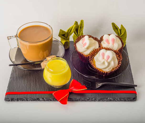 Bílá káva v cup moderního skla, muffiny s velikonoční dekorace - Fotografie, Obrázek