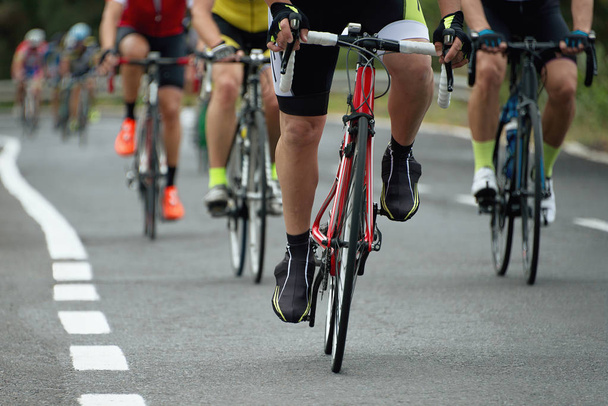 Competição de ciclismo atletas ciclistas montando uma corrida
 - Foto, Imagem
