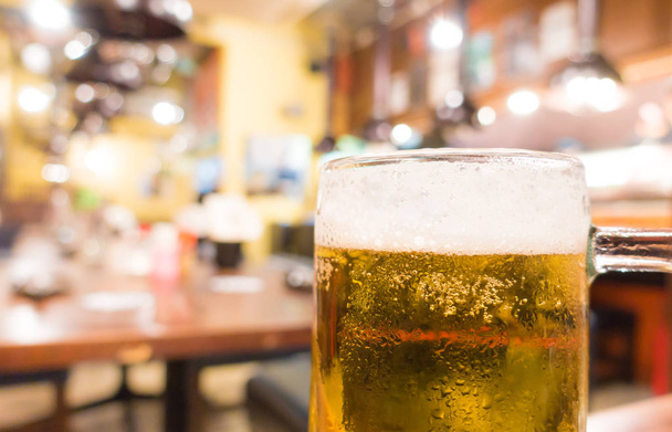 Kalter Bierkrug im japanischen Restaurant Izakaya - Foto, Bild