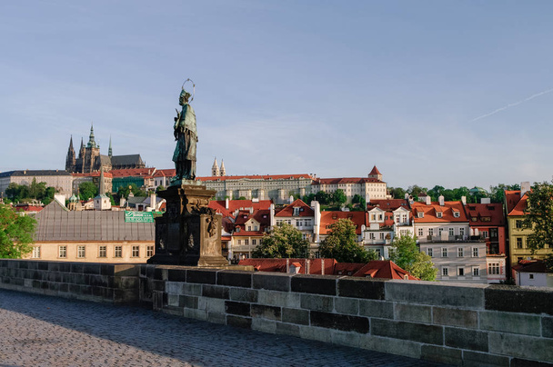 Ponte Carlos e Castelo de Praga em Praga (República Checa) no início da manhã. Não há pessoas
. - Foto, Imagem