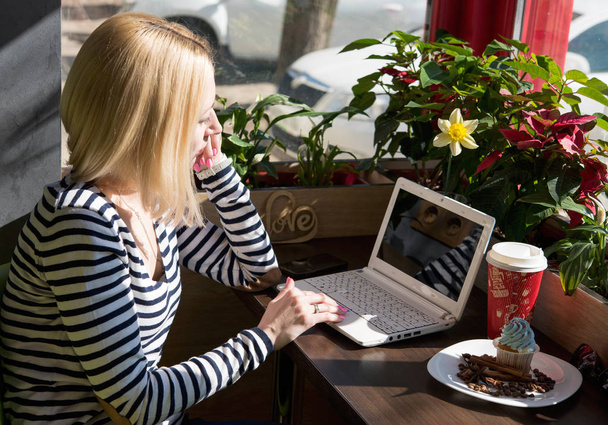 girl working with laptop in the coffee shop - Zdjęcie, obraz