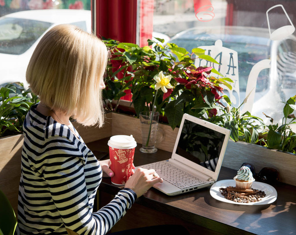girl working with laptop - Zdjęcie, obraz