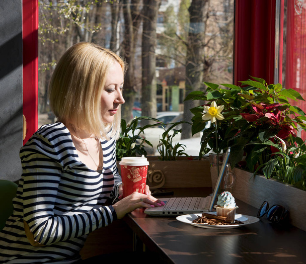 girl in the coffee shop around the computer - Foto, Bild