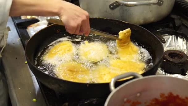 Μια μαγείρισσα τηγάνισμα κάποιες κοτολέτες κοτόπουλο στο λάδι σε Ιταλία, 4k - Πλάνα, βίντεο