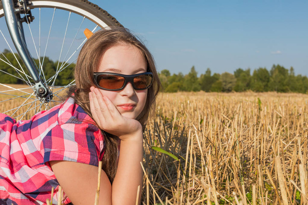 Young girl with a bicycle - Foto, Bild