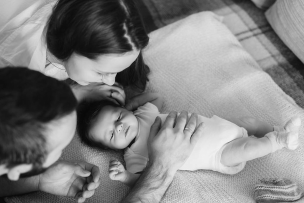 Szülők, újszülött fiú - Fotó, kép