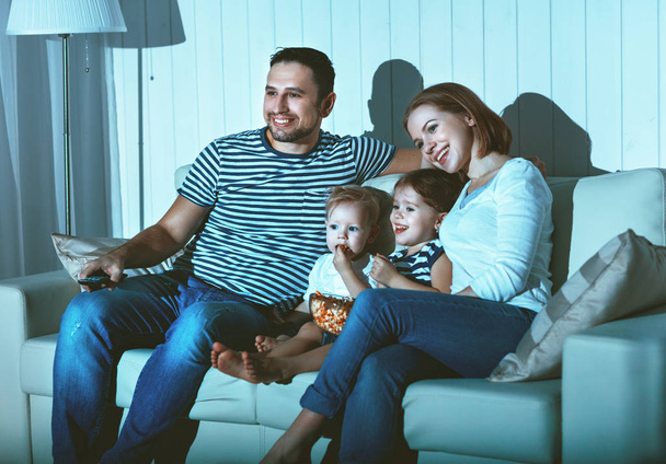 Família assistindo televisão em casa no sofá
 - Foto, Imagem