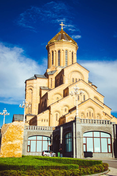 Nejsvětější Trojice katedrála Tsminda Sameba v Tbilisi, Gruzie. Gruzínská pravoslavná církev. Vítejte v Gruzii. Turistická atrakce. Náboženské pozadí. Cestovní koncept. Kavkazském regionu. Venkovní - Fotografie, Obrázek