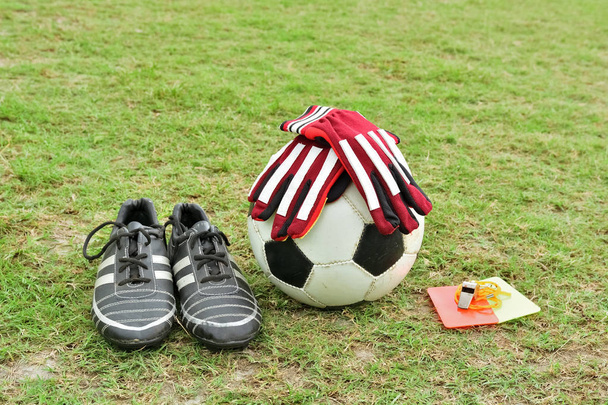 Voetbal apparatuur op veld  - Foto, afbeelding