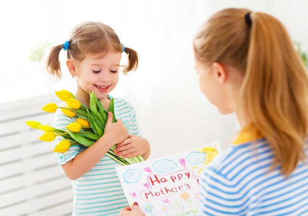 Boldog anyák napja! Gyermek lánya moms gratulál, és ad  - Fotó, kép