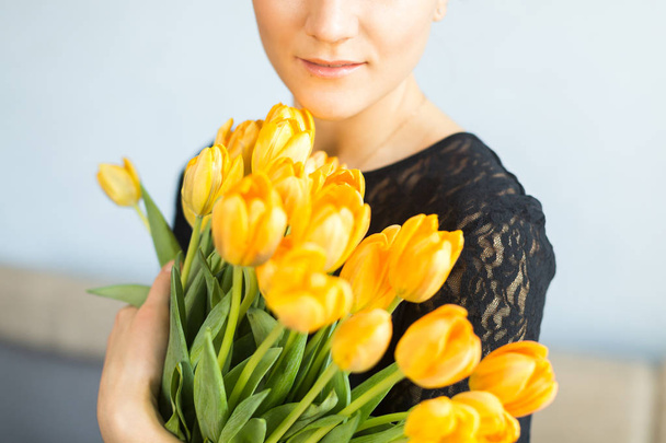 Fille avec de gros bouquets de tulipes jaunes
 - Photo, image