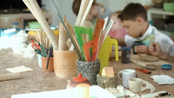 gliny potter ręce koło ceramiki pracy warsztatu nauczyciela i dziewczyna uczeń 4k - Materiał filmowy, wideo