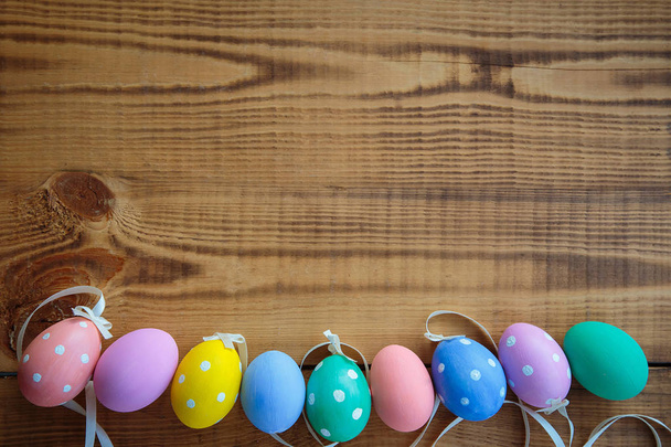 Pääsiäisen tausta. Monivärinen koristeltu pääsiäismunia woode
 - Valokuva, kuva