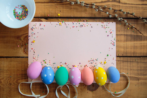 Easter background. Multicolored decorated easter eggs, plate wit - Foto, Bild